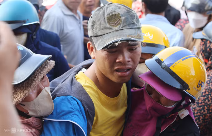 Ngư dân và người thân ôm nhau khóc sau chuyến biển không may mắn. Ảnh: Đắc Thành