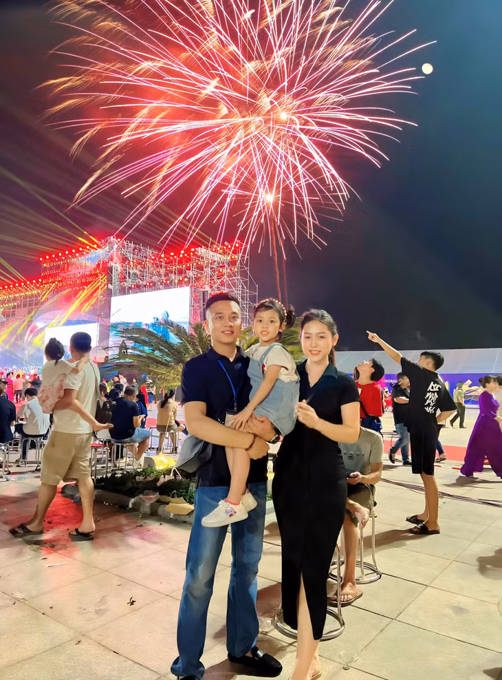 Người dân thích thú lưu lại khoảnh khắc tuyệt vời của màn pháo hoa mừng tuổi 60 của quê hương Quảng Ninh.