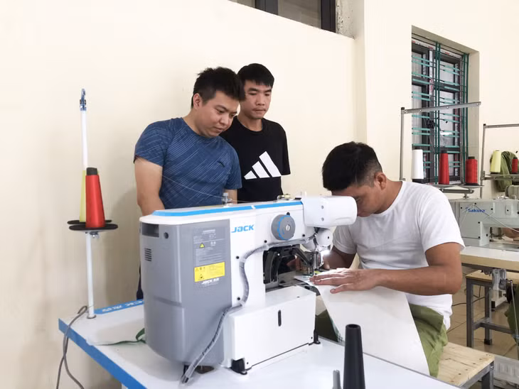 Đại diện Công ty TNHH may Trường Phúc 979 hướng dẫn học viên thực hành nghề may công nghiệp tại Cơ sở Cai nghiện ma túy tỉnh.