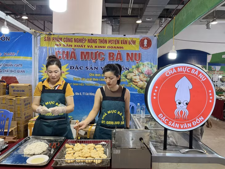 Chả mực Bà Nụ tham gia Hội chợ triển lãm hàng công nghiệp, nông thôn tiêu biểu khu vực phía Bắc năm 2023 tại Cung Quy hoạch, Hội chợ và Triển lãm tỉnh. Ảnh đơn vị cung cấp.