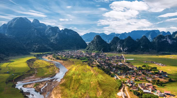 Làng Tân Hóa nằm ở khu vực huyện Minh Hóa, tỉnh Quảng Bình. Vùng đất bình yên này được bao bọc bởi những dãy núi đá vôi và vùng thấp dưới thượng nguồn của sông Rào Nan, nên được ví như “rốn lũ” của Quảng Bình vào mỗi mùa lũ từ tháng 9 đến tháng 11 hàng năm. Từ năm 2014, Oxalis đã cùng với chính quyền xã Tân Hoá, huyện Minh Hoá, Sở Du lịch và UBND tỉnh xây dựng chiến lược phát triển bền vững đưa vùng đất này trở thành trung tâm du lịch trọng điểm phía Tây Bắc Quảng Bình.