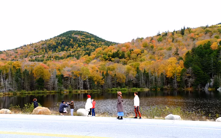 Du khách dừng chân chụp ảnh bên hồ Saco ở New Hampshire.