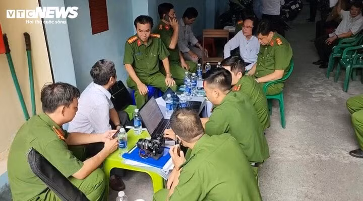 Đoàn kiểm tra liên ngành đang làm việc với chủ ngôi nhà 5 tầng, tự ý ngăn 125 hộp ngủ cho thuê.