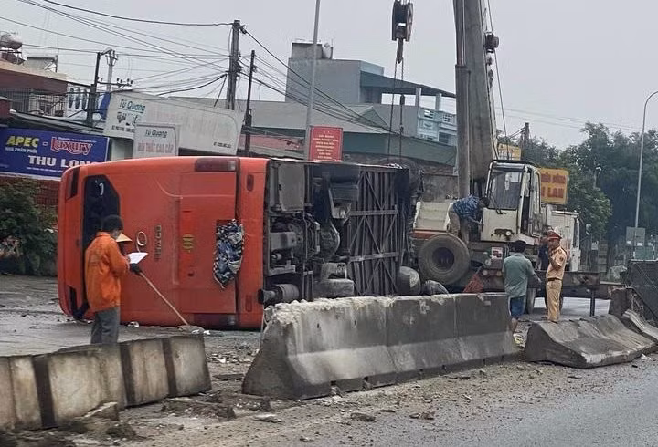 Hiện trường vụ tai nạn khiến chiếc xe khách lật ngang giữa đường. Ảnh: M.H