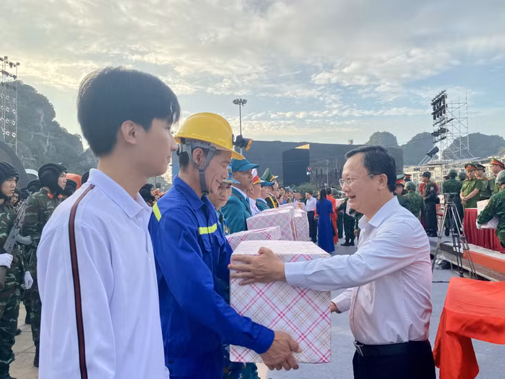 Đồng chí Cao Tường Huy, Quyền Chủ tịch UBND tỉnh tặng quà các lực lượng tham gia khối diễu hành.