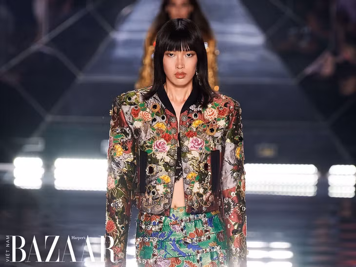 Dahan Phương Oanh đắt show trên các sàn diễn quốc tế. Cô từng là thí sinh Vietnam’s next top model Allstars.
