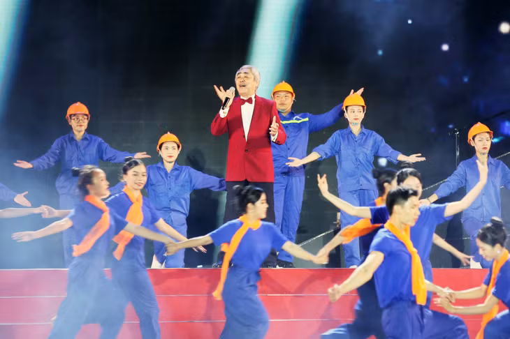 NSND Quang Thọ biểu diễn tại đêm công diễn.