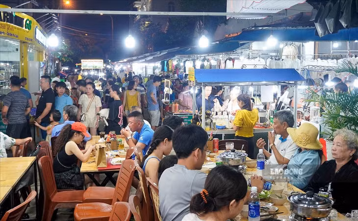 Chợ đêm Phú Quốc đông nghịt người. Ảnh: Nguyên Anh