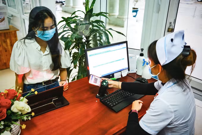 Người dân dùng tài khoản BHXH điện tử khám chữa bệnh tại Quảng Nam. Ảnh: Xuân Hoa