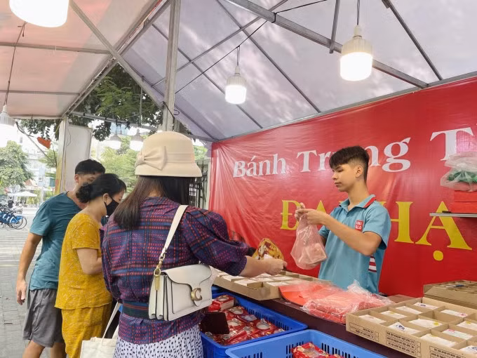 Khách tấp nập mua bánh trung thu đại hạ giá tại một cửa hàng ở Ngọc Khánh (Ba Đình), trưa 3/10. Ảnh: Phan Dương