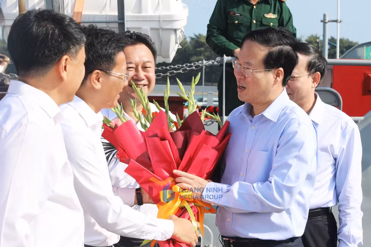 Lãnh đạo huyện Cô Tô tặng hoa chào mừng đồng chí Chủ tịch nước đến thăm.