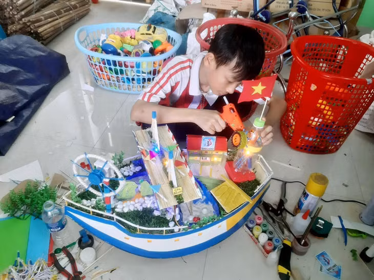 Tác giả Vũ Ngọc Minh Đức, Trường THCS Hồng Hải (TP Hạ Long) thực hiện sản phẩm "Tái chế vì Hạ Long xanh".