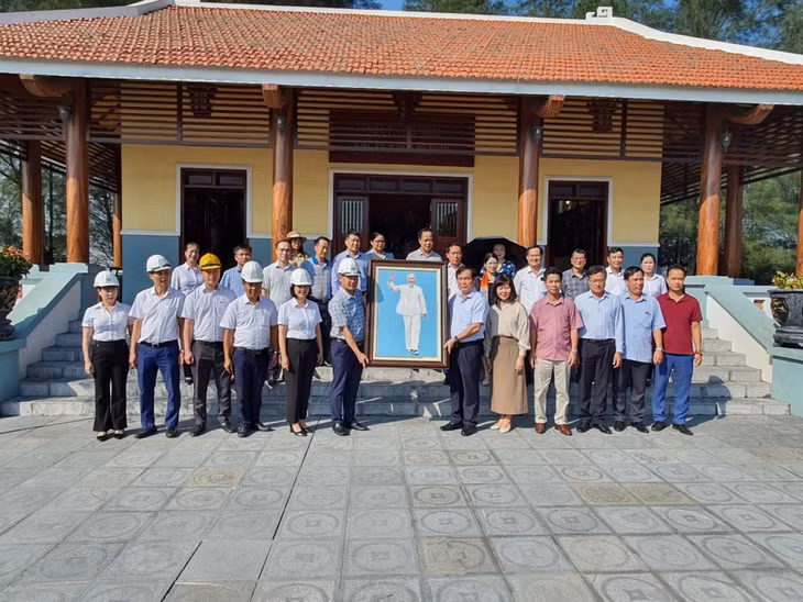 Đồng chí Phan Xuân Thủy, Phó Trưởng Ban Tuyên giáo Trung ương tặng quà lưu niệm cho Công ty Cổ phần Than Đèo Nai.