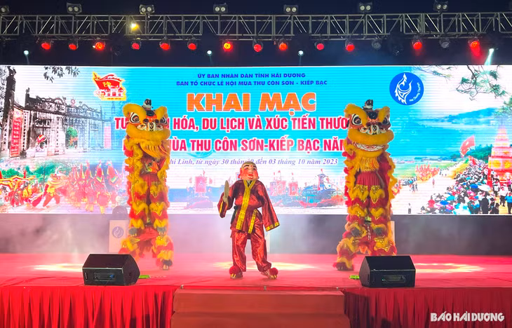 Màn múa lân sôi động tại buổi khai mạc