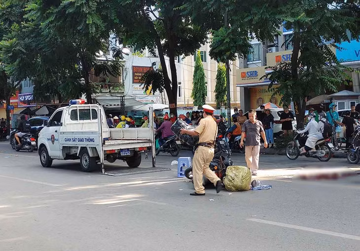 Lực lượng chức năng có mặt bảo vệ hiện trường, phân luồng giao thông. Ảnh: Thế Kỷ