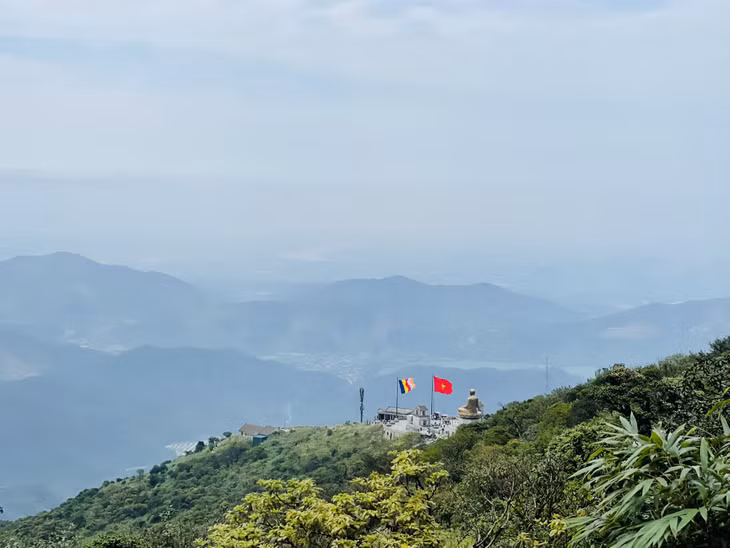 Cảnh núi non điệp trùng nhìn từ đỉnh Yên Tử.