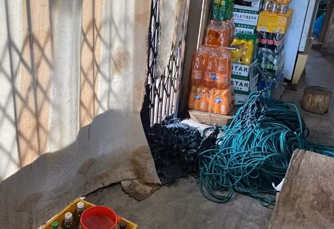 Bị phóng hỏa giữa đêm, may mắn chủ nhà kịp thời dập tắt đám cháy, nên chỉ bị thiệt hại nhẹ. Ảnh: H.N.