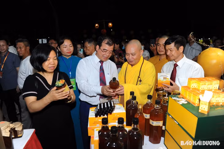 Các đại biểu tham quan các gian hàng