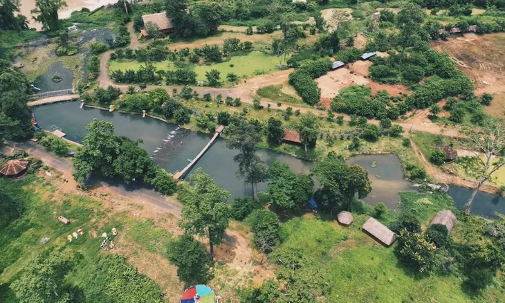 Khu vực hồ nước trong để du khách nghỉ ngơi, bơi lội, chèo SUP. Ảnh: Đinh Quang Hải