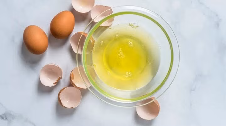 Phải làm sao khi lỡ cho nhiều muối vào đồ ăn? Hãy dùng lòng trắng trứng để chữa mặn món canh, súp. (Ảnh: Healthline)