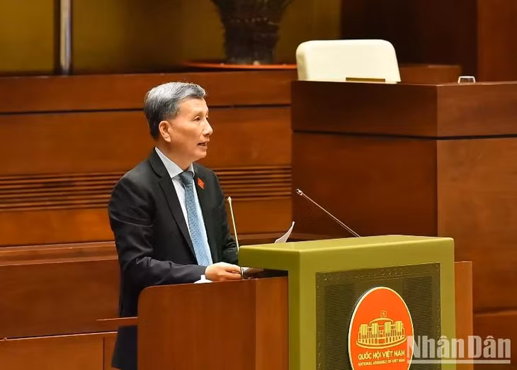 Ủy viên Ủy ban Thường vụ Quốc hội, Chủ nhiệm Ủy ban Khoa học, Công nghệ và Môi trường của Quốc hội Lê Quang Huy trình bày Báo cáo giải trình, tiếp thu, chỉnh lý dự thảo Luật Tài nguyên nước (sửa đổi). (Ảnh: THỦY NGUYÊN)