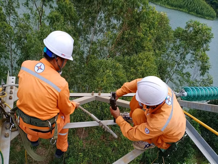 Công nhân Đội Quản lý (Công ty Điện lực Quảng Ninh) vận hành lưới điện 110kV xử lý khiếm khuyết trên lưới điện 110 kV, đảm bảo cung cấp điện an toàn liên tục.