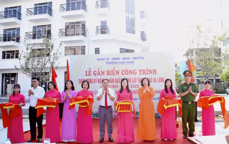 UBND phường Cao Xanh tổ chức gắn biển công trình chào mừng kỷ niệm 30 năm thành lập TP Hạ Long 27/12 (1993-2023) đối với công trình sân vui chơi tại tổ 52B, khu 4B.