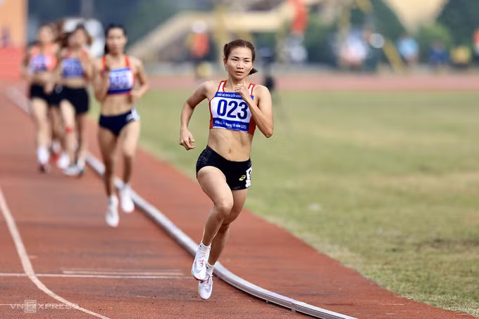 Nguyễn Thị Oanh dẫn đầu đường đua 1.500m nữ tại sân điền kinh ở Miếu Môn, Hà Nội sáng 24/10. Ảnh: Nguyễn Hoàng
