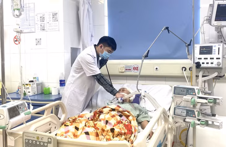 Bác sĩ TTYT huyện Hải Hà khám lại cho bệnh nhân sau 1 ngày phẫu thuật .