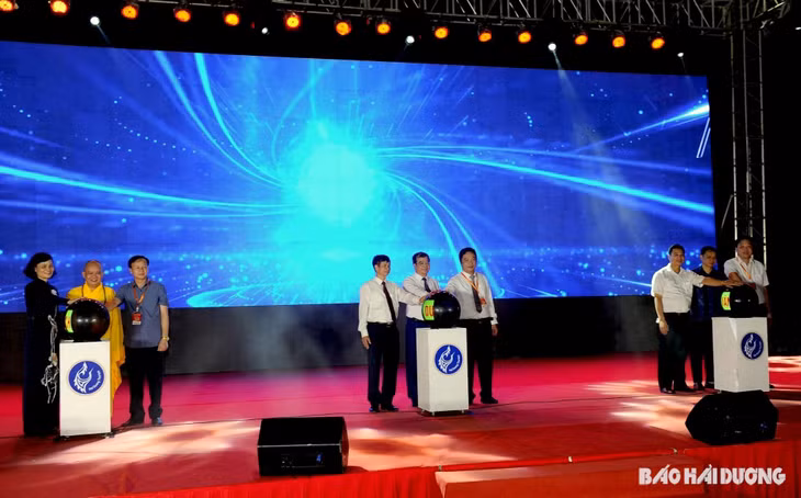 Các đại biểu nhấn nút khai mạc Tuần Văn hóa du lịch và Xúc tiến thương mại Lễ hội mùa thu Côn sơn - Kiếp Bạc năm 2023