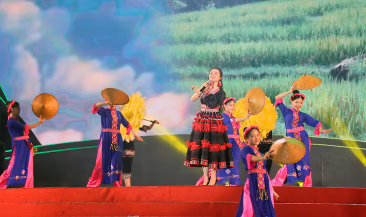 Vẻ đẹp nên thơ, yên bình của núi rừng Bình Liêu được ca sĩ Phạm Thùy Dung và tốp múa thể hiện qua ca khúc "Hương rừng Bình Liêu", thơ Lê Thế Bàn, nhạc Lê Quyền.