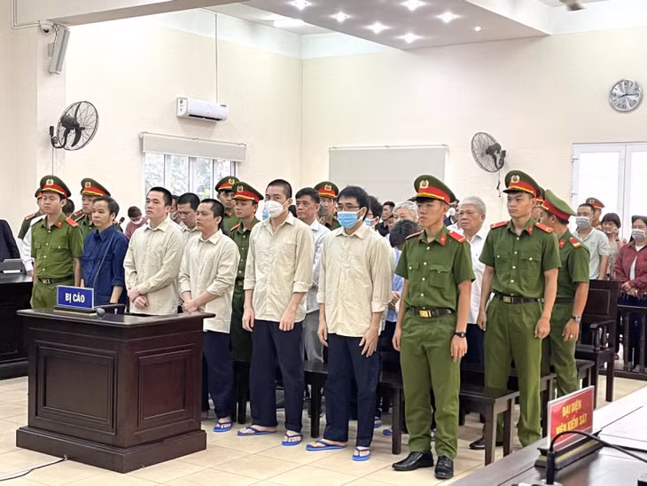Các bị cáo nghe tòa tuyên án.