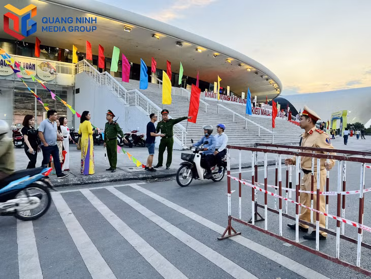 Chốt phía trong, gần cung Quy hoạch, hội chợ và triển lãm tỉnh.