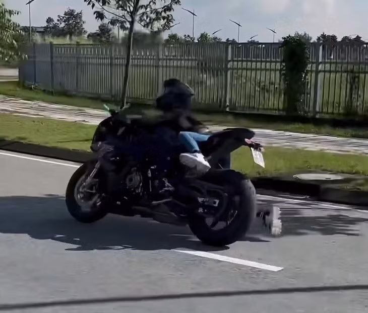 Video người này đăng tải bị té xe mô tô là đoạn đường nằm trong Khu công nghệ cao - Ảnh cắt từ video