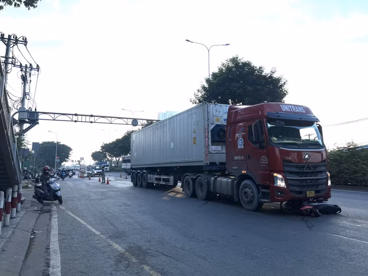 Nạn nhân và chiếc xe máy bị cuốn vào gầm xe container sau va chạm.