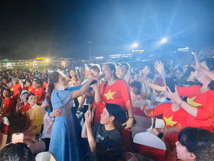 Ca sĩ Ngọc Anh hát cùng khán giả tại chương trình.