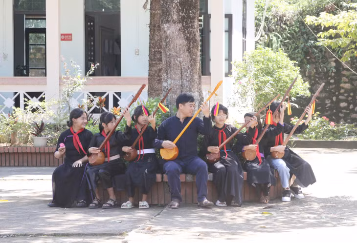 Truyền dạy hát Then - đàn Tính trong các trường học tại Bình Liêu.