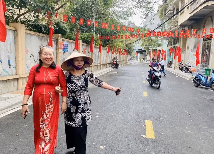 Người dân khu phố 4 (phường Trần Hưng Đạo) phấn khởi, vui mừng trước diện mạo mới của các tuyến đường sau khi được cải tạo, nâng cấp.