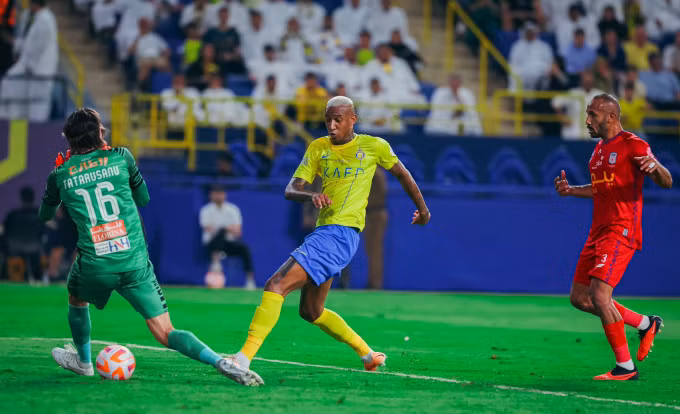 Talisca (áo vàng) nâng tỷ số lên 2-0 cho Al Nassr trong trận tiếp Abha tối 6/10. Ảnh: Al Nassr