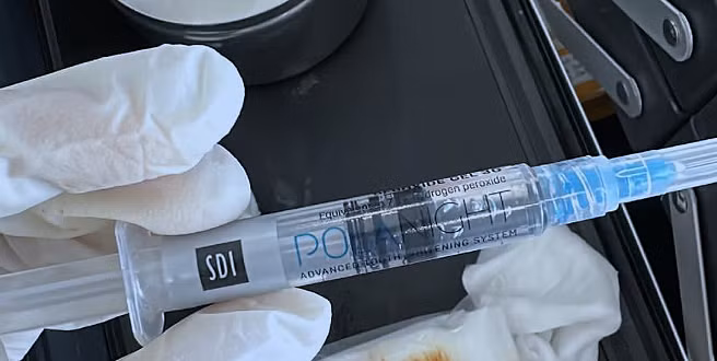 Ống gel oxy già nữ nhân viên spa dùng để tiêm cho bệnh nhân. Ảnh: Bệnh viện cung cấp