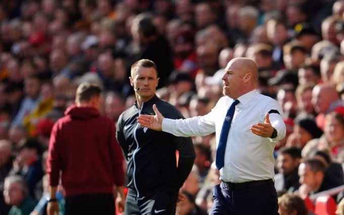 HLV Everton Sean Dyche bất mãn khi trọng tài không phạt thẻ đỏ Konate. Ảnh: AP