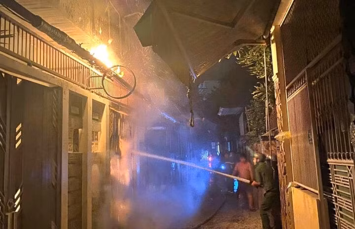 Lực lượng Cảnh sát PCCC và CNCH nỗ lực dập lửa.