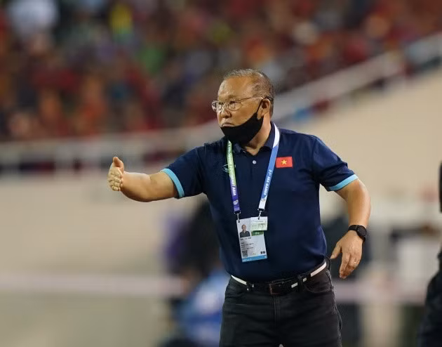 HLV Park Hang-seo cho rằng HLV Philippe Troussier cần thêm thời gian để thích ứng với tuyển Việt Nam. Ảnh: Báo Nhân Dân.