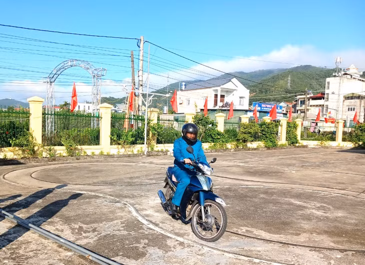 Các thí sinh thi thực hành lái xe mô tô an toàn.