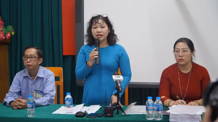 Bà Hồ Thị Ngọc Sương thông tin tại buổi họp báo về thư ngỏ vận động học sinh đi xem phim.