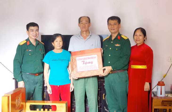 Bộ CHQS tỉnh tặng quà bệnh binh La Tiến Cam, Bản Pạt, xã Lục Hồn.