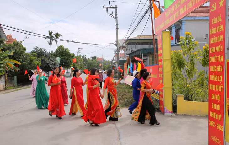 Người dân khu 5 (phường Hà An, TX Quảng Yên) nô nức đi dự Ngày hội Đại đoàn kết toàn dân tộc, tháng 11/2022.