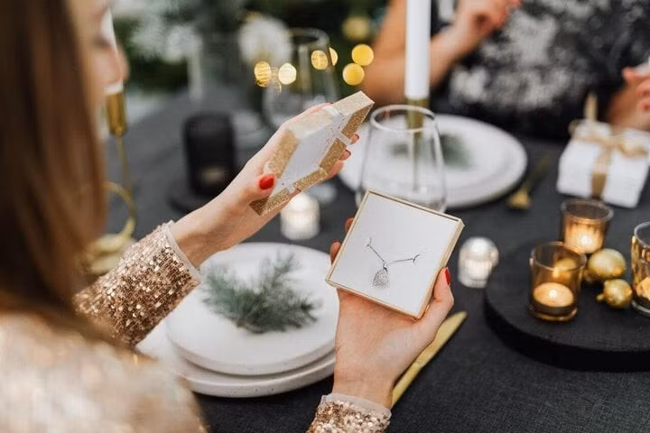 Đây là món quà chị em luôn yêu thích. (Ảnh: benarijewelers)