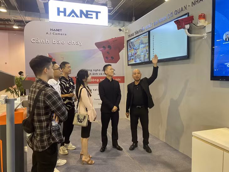 Người dân quan tâm đến gian hàng giới thiệu sản phẩm của Công ty CP Công nghệ HANET.