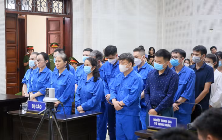 Các bị cáo nghe Hội đồng xét xử tuyên án.